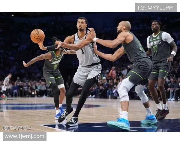 2000年11月17日森林狼与马刺的激烈对决回顾与精彩瞬间分析